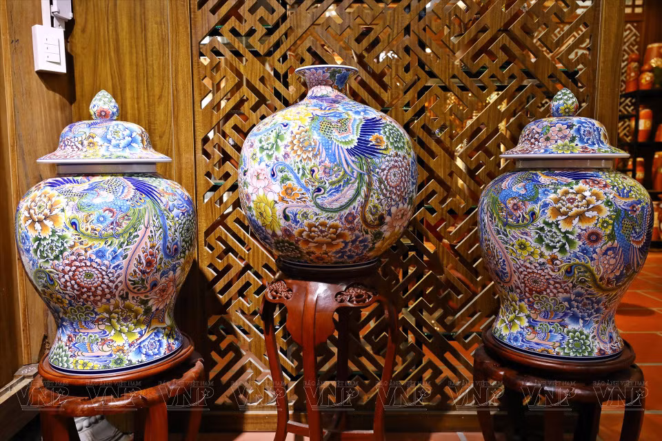 该中心建设的主要目的在于推崇越南陶瓷手工艺精髓，向游客介绍越南各陶瓷手工艺村的陶瓷产品。图自越通社/越南画报