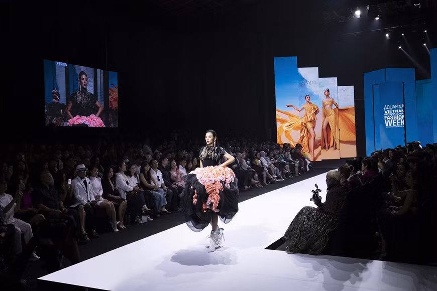 雪黎设计师为《玫瑰花的秘密》服装作品集精心准备。图自越通社Vietnam+