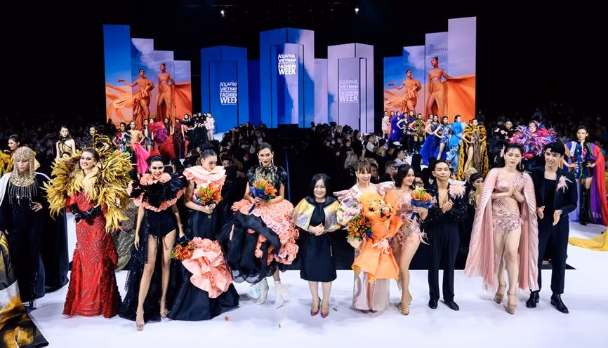 雪黎设计师的《玫瑰花的秘密》服装作品集。图自越通社Vietnam+