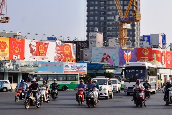 胡志明市各条街道张灯结彩迎选举日。（图片来源：越共电子报）