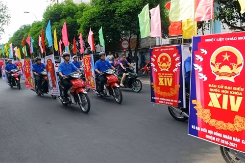 胡志明市青年参加选举宣传游行活动。（图片来源：人民军队报）