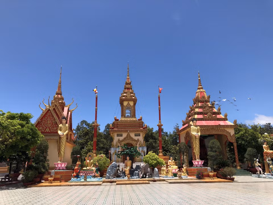 暹干寺里的塔区。图自越通社