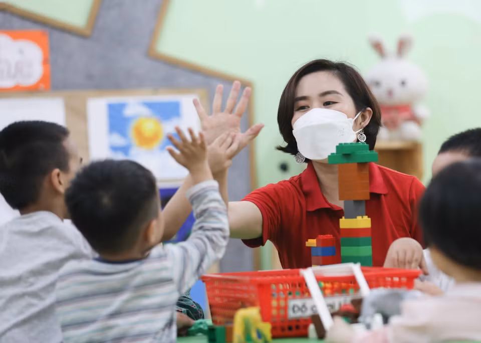 因遭受新冠肺炎疫情影响而无法上学一段时间后，为了迎接学生重返校园，首都河内各所学校已在基础设施、人力资源等方面做好准备。图自越通社