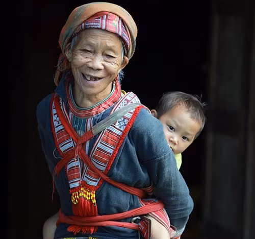 瑶族小孩子去看抓鱼。（图片来源：人民军队报网）