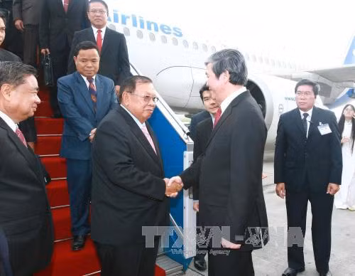  越共中央政治局委员、中央书记处常务书记丁世兄来到机场迎接本扬•沃拉吉同志。（图片来源：越通社）