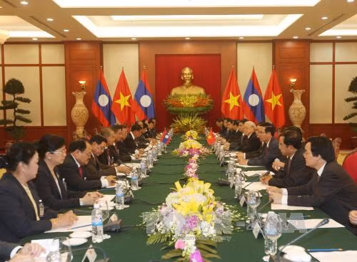  越共中央总书记阮富仲同老挝人民革命党中央委员会总书记、国家主席本扬 · 沃拉吉举行会谈。（图片来源：越通社）