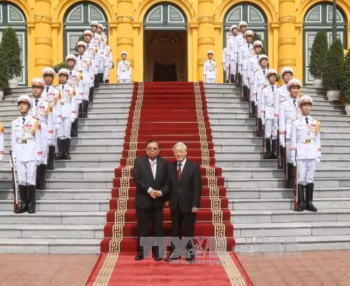 越共中央总书记阮富仲欢迎本扬•沃拉吉到访。（图片来源：越通社）