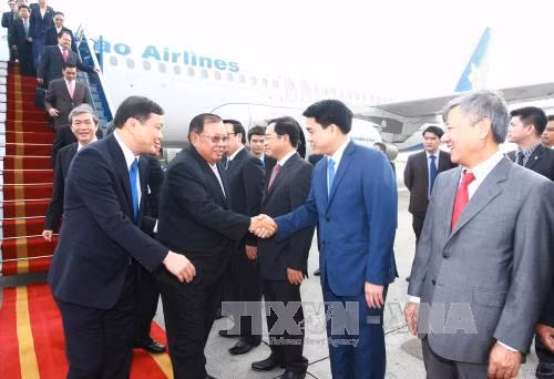  越共中央政治局委员、中央书记处常务书记丁世兄来到机场迎接本扬•沃拉吉同志。（图片来源：越通社）