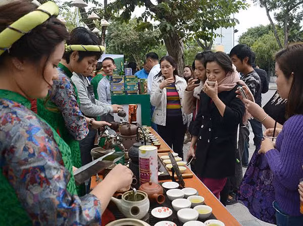 艺人们通过传统泡茶方式，帮助游客更好了解越南饮茶文化。