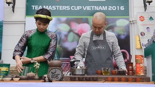 2016年越南茶艺大师杯竞赛。（图片来源：越南《人民报》）