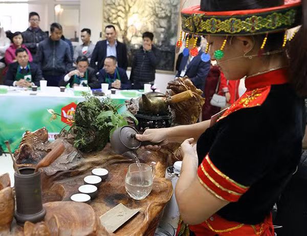 各位艺人也介绍和分享许多关于各种茶叶的信息。