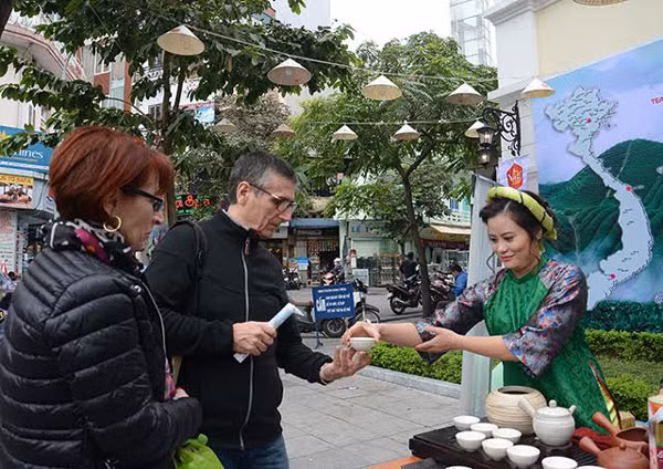 许多国外游客前来还剑湖文化信息中心品尝茶。