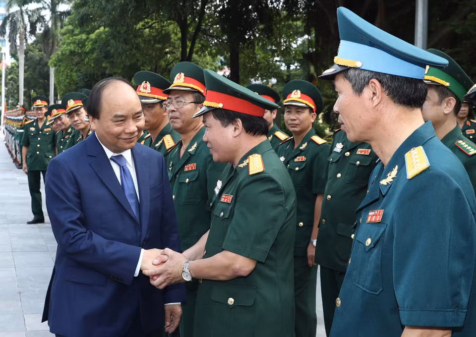 越南国防学院领导和干部迎接越南政府总理阮春福。（图片来源：越通社）