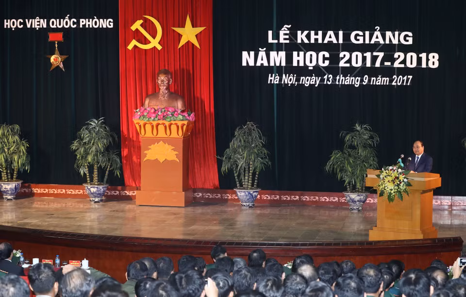 ​越南政府总理阮春福在国防学院2017-2018学年开学典礼发表讲话。（图片来源：越通社）