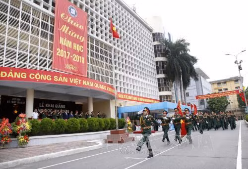 武德儋出席越南国防部军事技术学院2017-2018学年开学典礼。