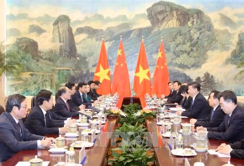  12 月 23 日下午在人民大会堂，越南国会主席阮生雄会见了中共中央总书记、中国国家主席习近平。（图片来源：越通社）