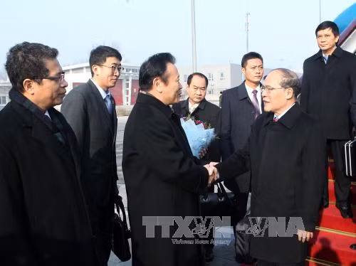  中国全国人大外事委员会副主任委员、中越友好小组组长曹卫洲及全国人大各单位领导人来到机场迎接阮生雄主席一行。（图片来源：越通社）