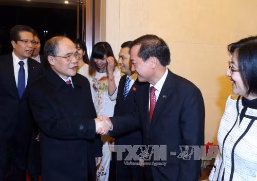  越南国会主席阮生雄一行已访问越南驻华大使馆，亲切慰问了驻华大使馆工作人员、留学生、旅华越侨和越南人代表。（图片来源：越通社）