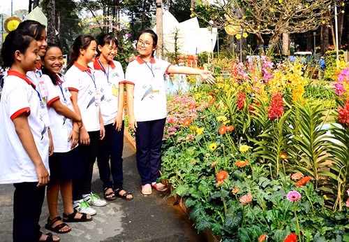 学生参观兰花和菊花园地区。（图片来源：人民军队报）