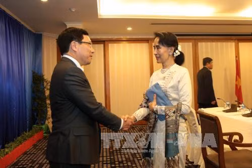  出席第49届东盟外长会议期间，越南政府副总理兼外交部部长范平明会见缅甸外长昂山素季。