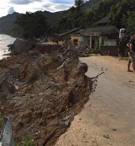越南清化省山区县遭洪涝灾害 多条道路受损 多地被包围孤立。 越通社记者阮南 摄