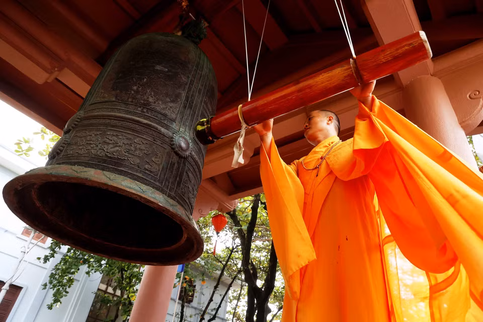 长沙寺主持释润达大德敲钟。图自越通社