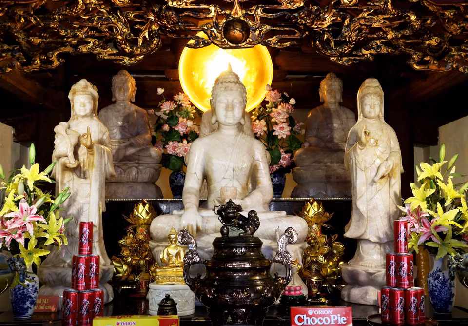 长沙寺正殿中的佛像祭坛。图自越通社