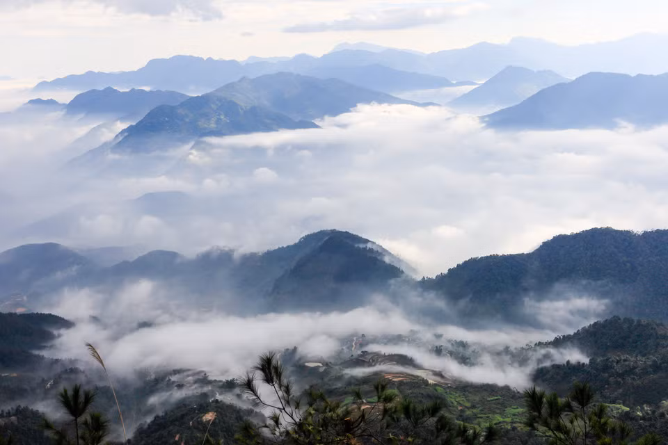 犹如恐龙脊椎般的陡峭山脉在斜处山脉云海中若隐若现。图自越通社/越南画报