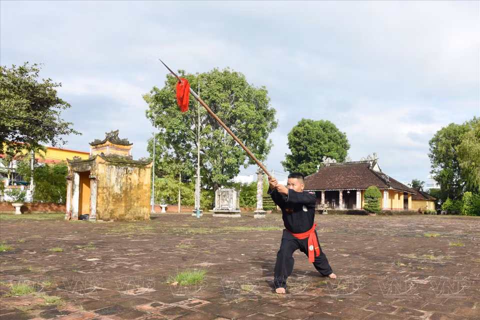 武师为徒弟示范白龙武派的“独炉伤”著名武术技能。图自越通社/越南画报