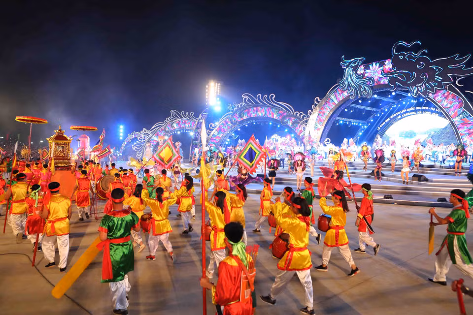 2018广宁-下龙国家旅游年--2018年下龙狂欢节开幕仪式。（图片来源：越通社）