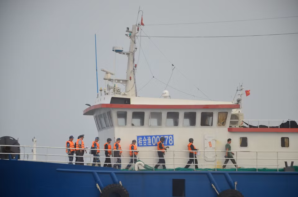 在巡航过程中，加强对海上渔船的监管，根据海况，双方共同对海上中国渔船实施登临检查。图为越南和中国检查人员登临中国渔船实施检查。越通社记者 祥安 摄（图片来源：越通社）