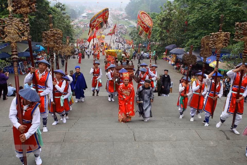 经过数千年的历史，传统迎轿仪式成为了雄王始祖祭祀典礼不可缺少的一项民间文化活动。越通社记者 青松 摄 