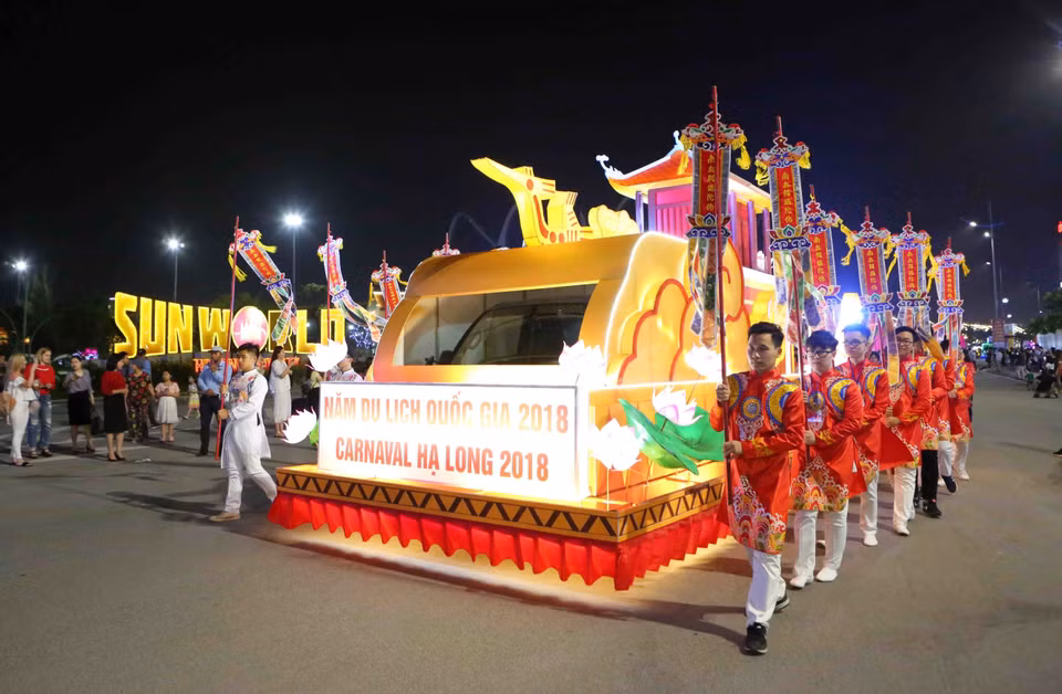 1000名演员以及12辆巡游花车穿过广宁省下龙市白斋坊的主要街道。（图片来源：越通社）