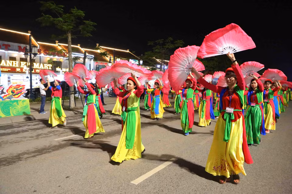 1000名演员以及12辆巡游花车穿过广宁省下龙市白斋坊的主要街道。（图片来源：越通社）