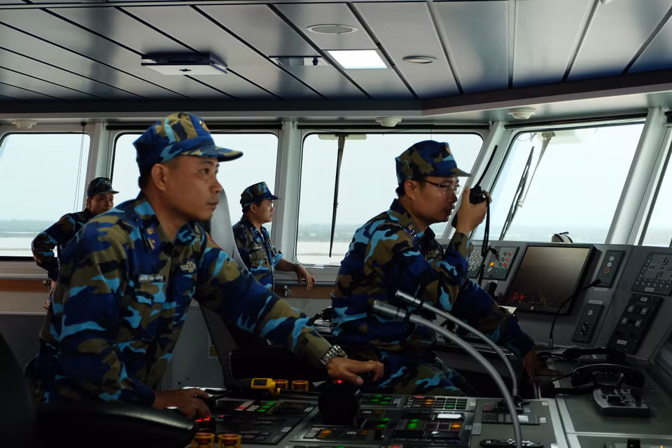 越南海警编队CSB-8004 指挥小组在该船离开海防市东海港之前开展指挥工作。越通社记者 祥安 玉李 摄