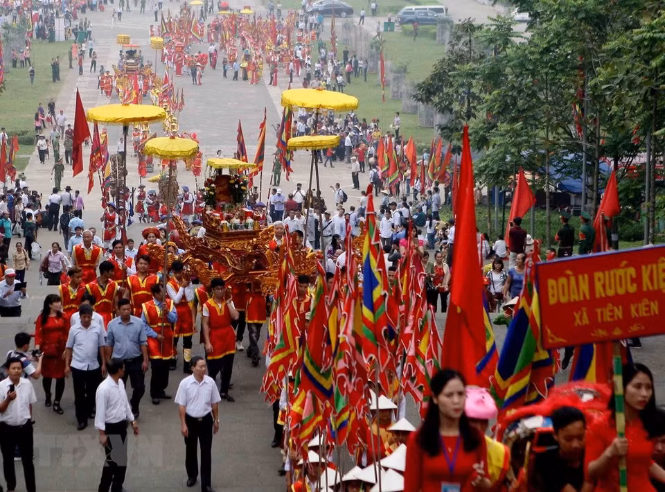 经过数千年的历史，传统迎轿仪式成为了雄王始祖祭祀典礼不可缺少的一项民间文化活动。越通社记者 青松 摄 