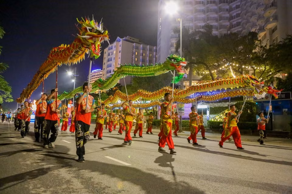 1000名演员以及12辆巡游花车穿过广宁省下龙市白斋坊的主要街道。（图片来源：越通社）