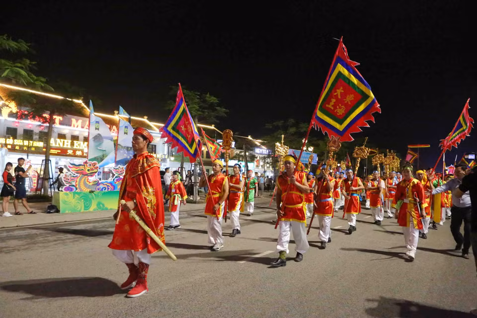 1000名演员以及12辆巡游花车穿过广宁省下龙市白斋坊的主要街道。（图片来源：越通社）