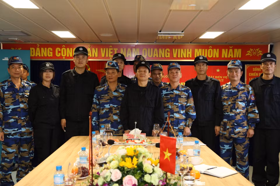 双方代表在会晤结束后合影。（图片来源：越通社）