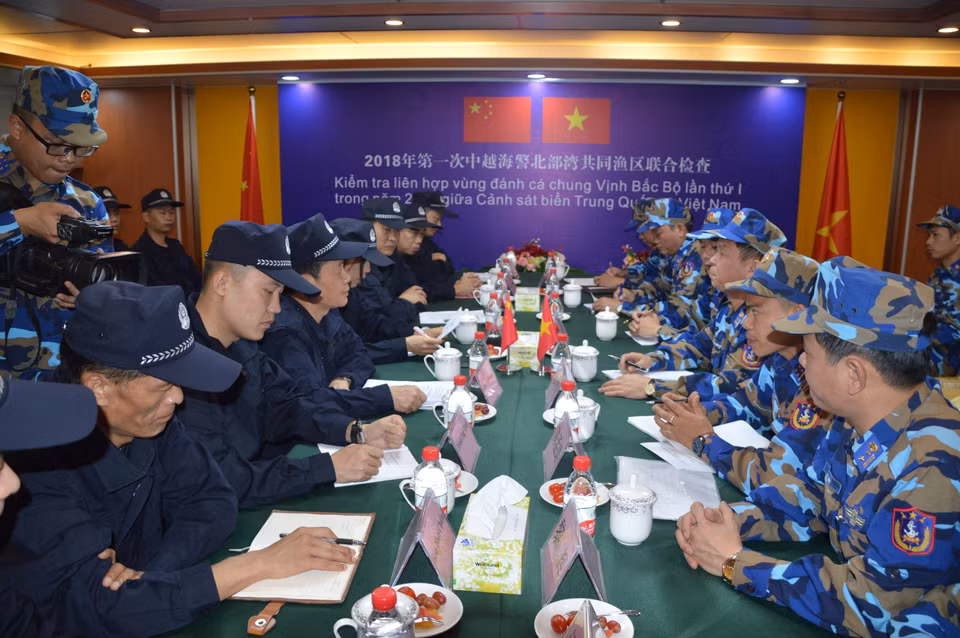 参加巡航的任务舰船于第一点集结。越方编队指挥人员赴中方海警指挥舰举行海上会晤，对接海上行动计划。（图片来源于《新报》）