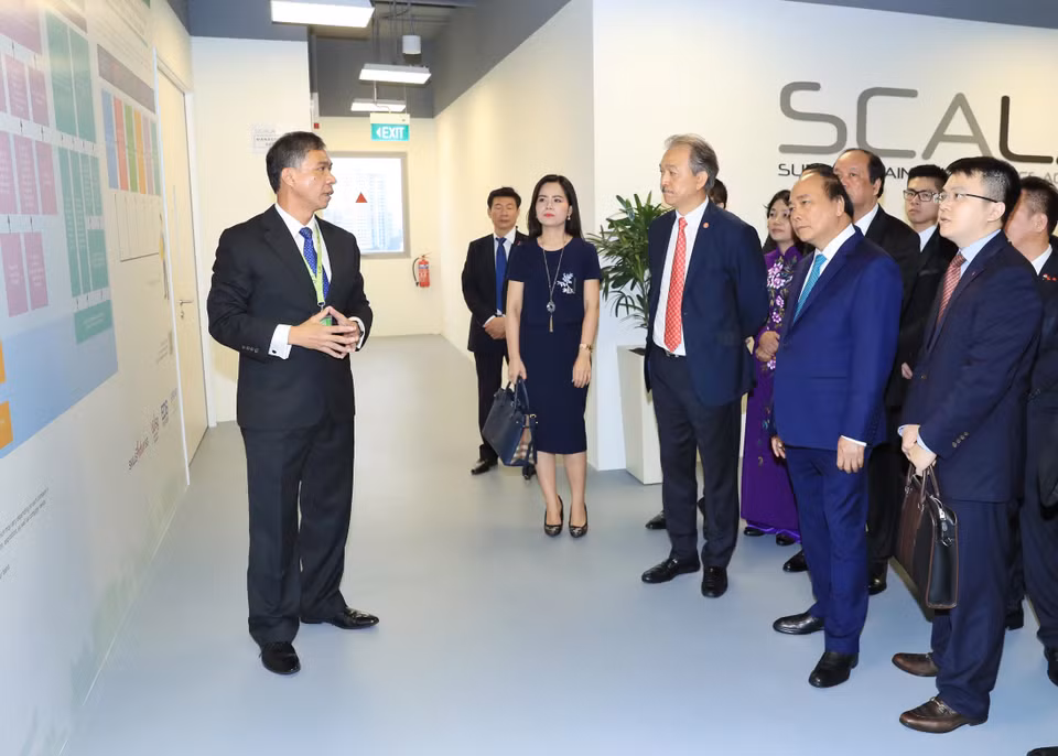 政府总理阮春福参观叶水福集团的“供应链城”。越通社记者 统一 摄