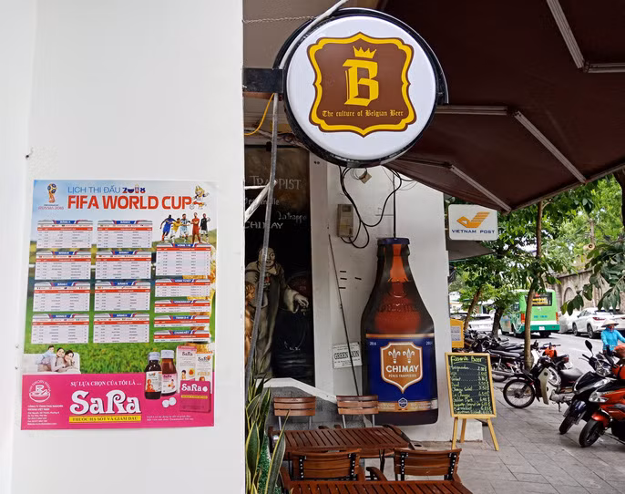 一家啤酒馆门外挂着世界杯足球赛海报。（图片来源于互联网） 