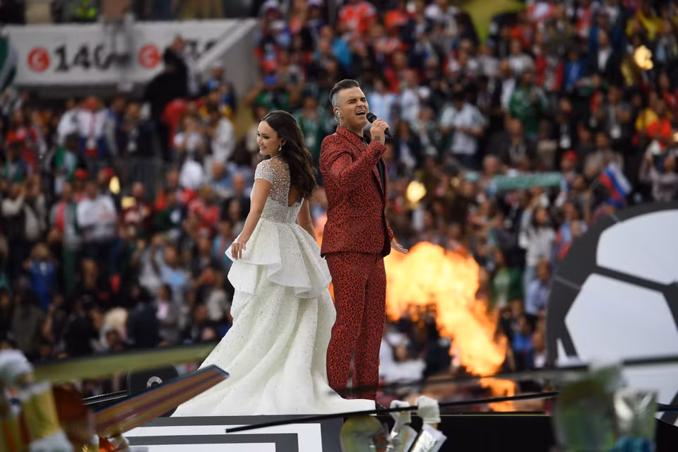 俄罗斯女高音Aida Garifullina和流行歌星Robbie Williams在世界杯开幕式上表演。（图片来源：新华社/越通社）