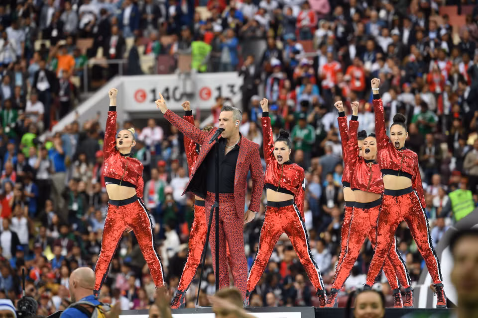 流行歌星Robbie Williams在世界杯开幕式上表演。（图片来源：新华社/越通社）