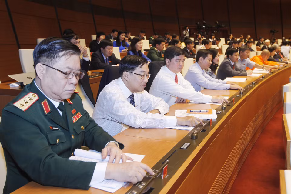 国会代表表决通过关于成立2019年专项监督工作组的决议。（图片来源：越通社）