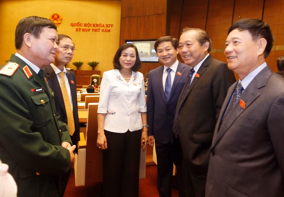 国会代表合影。（图片来源：越通社）