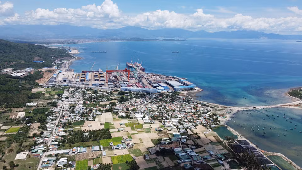 云峰经济区总面积约15万公顷。这是一个优先集中投资多行业多领域的经济区，在吸引投资方面起着重要作用，也是附近地区乃至全国经济的重要发展动力。图自越通社