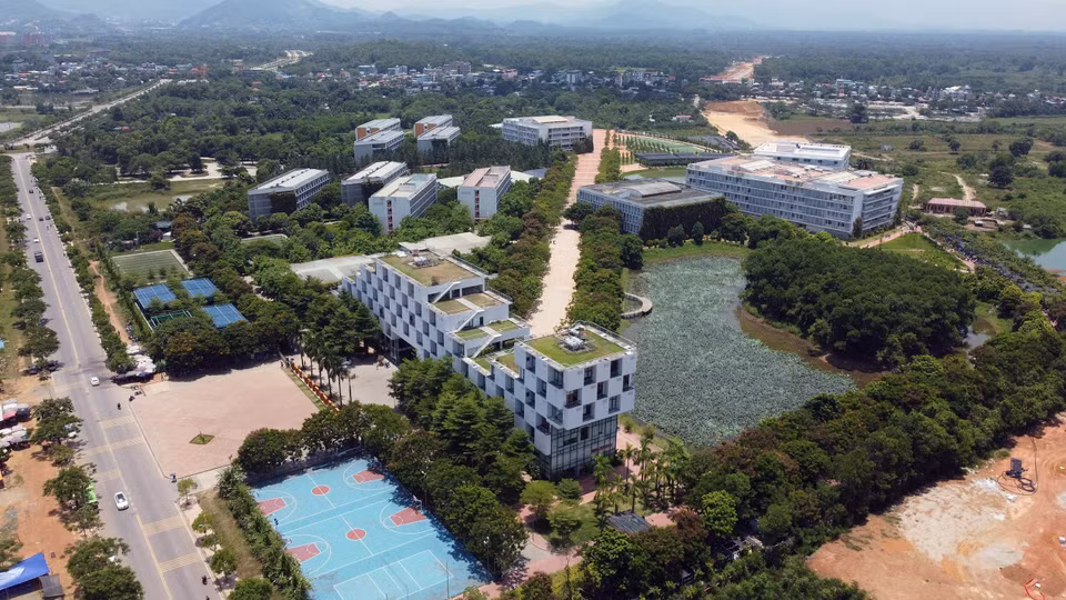 FPT 大学位于和乐高科技园区，为 3000 多名学生提供学习服务。该校拥有宽敞的现代设备和当今一流的教育与培训环境。图自越通社