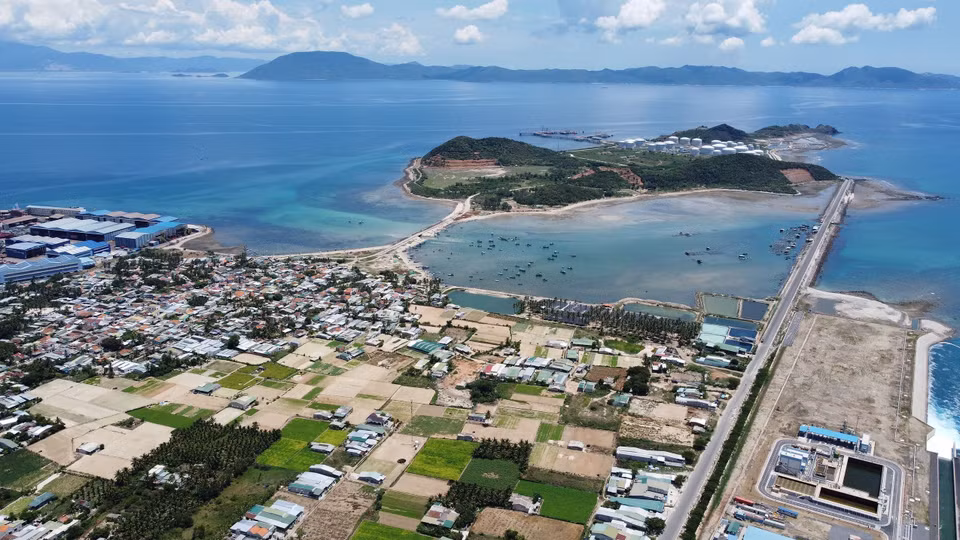 根据政府总理第298号决定，至2050年，将云峰经济区建设成为一个活跃、智慧、可持续、确保经济社会发展与国防安全之间的和谐的经济中心；并建设成一个宜居的地方和一个具有强大竞争力的经济区。图自越通社