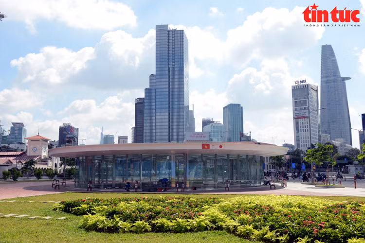天窗为滨城地铁站带来很多自然光线，周围采用玻璃墙打造的空间渗透设计。 对于当地居民和游客来说，这是一个有趣的新聚会目的地。图自 越通社《信息报》